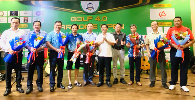 Ông Nguyễn Văn Lộc tặng hoa cho đại diện 8 Câu lạc bộ Golf tham dự giải và hỗ trợ cho trẻ em khó khăn ở Bình Dương.