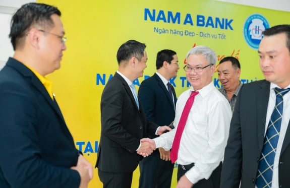 Lãnh đạo BV Đa khoa Khu vực Hóc Môn với Ngân hàng Thương mại CP Nam Á hợp tác đồng hành