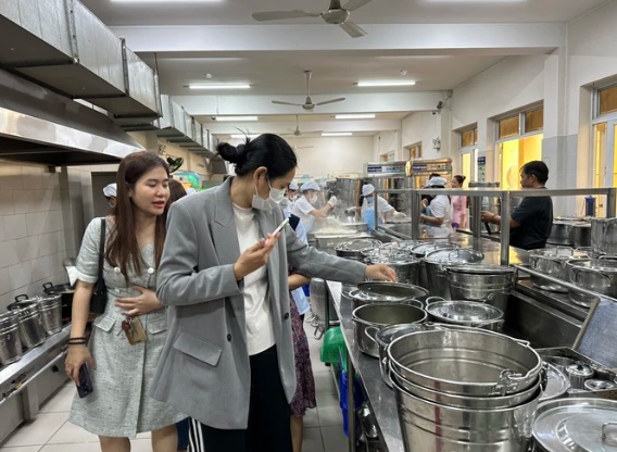 Phụ huynh tham gia giám sát bữa ăn bán trú tại Trường Tiểu học Nguyễn Bỉnh Khiêm (quận 1)