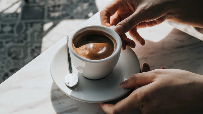 Đối với người khỏe mạnh, việc uống 1-2 tách cà phê khó có thể khiến da bị mất nước hoặc sạm da.