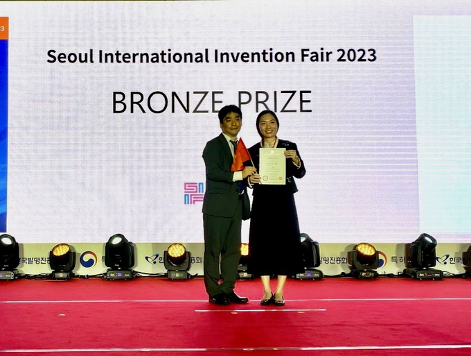 Bà Hoàng Thị Minh Trang, Phó Tổng Giám đốc Busadco nhận giải Đồng SIIF 2023.