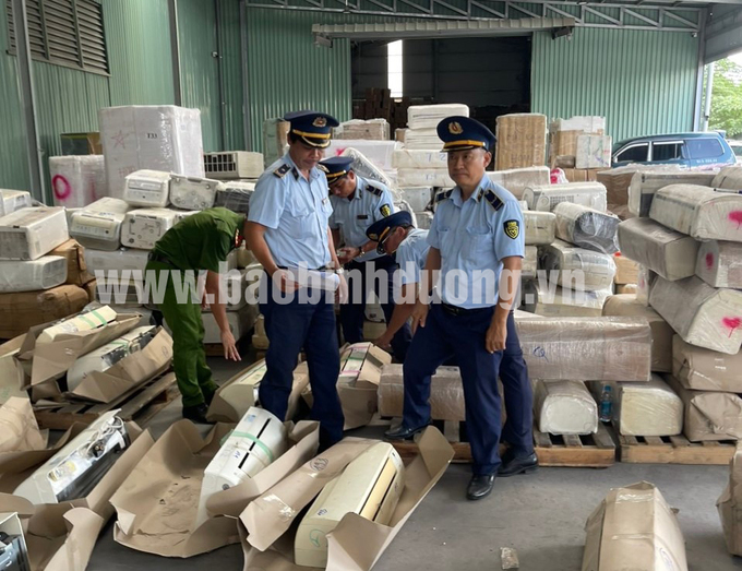 Lực lượng quản lý thị trường kiểm tra các sản phẩm không xuất trình được hóa đơn chứng từ