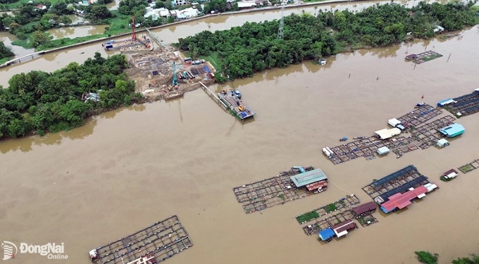 Việc thi công xây dựng cầu Thống Nhất thời gian qua gặp nhiều khó khăn do chậm di dời các lồng, bè nuôi cá trong khu vực dự án. Ảnh: P.Tùng