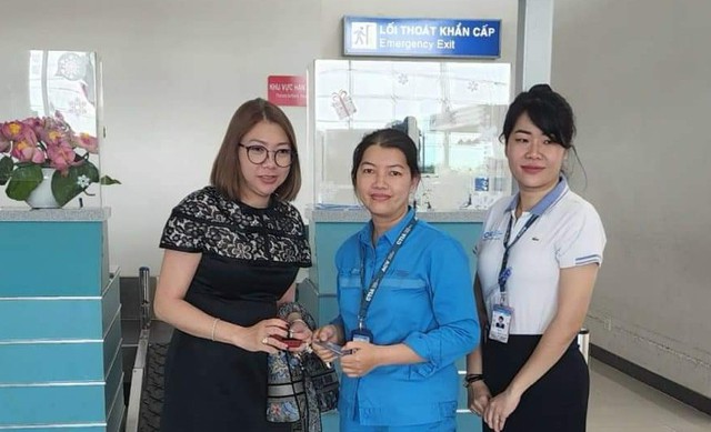 Chị Võ Thị Thùy Dung (giữa) trao trả lại viên kim cương đánh rơi cho nữ hành khách - Ảnh: VCA cung cấp