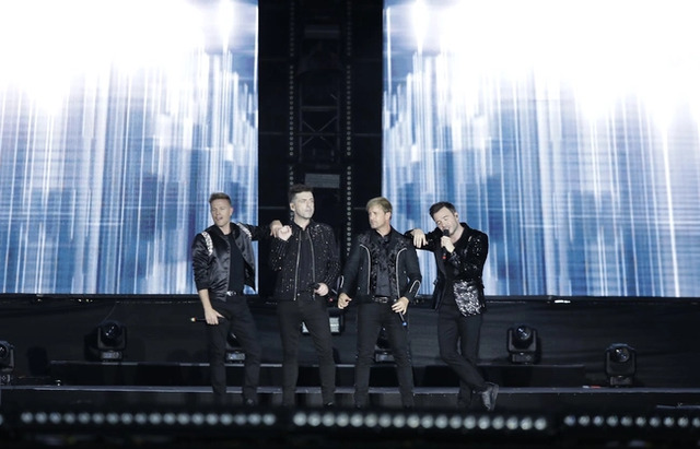 Westlife cống hiến nhiều tiết mục bùng nổ trong đêm concert đầu tiên tại TP.HCM.