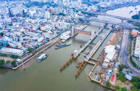 Dự án Giải quyết ngập do triều khu vực TP HCM có xét đến yếu tố biến đổi khí hậu (giai đoạn 1) trị giá 10.000 tỉ đồng đã trễ hẹn 2 năm nhưng đến nay vẫn chưa biết ngày hoàn thành; Ảnh: QUỐC ANH