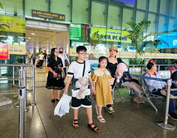 Giá vé máy bay đang tăng dù thời điểm này không phải cao điểm của du lịch trong nước. Ảnh: LAM GIANG