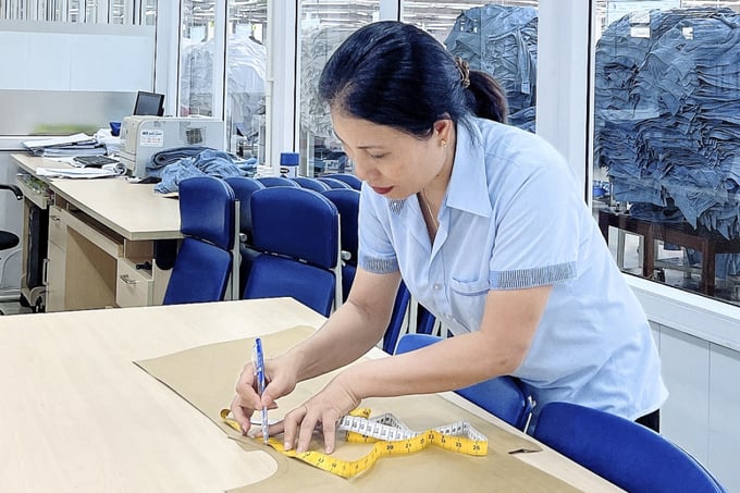 Chị Nguyễn Ánh Tuyết luôn tìm tòi, sáng tạo trong quá trình lao động sản xuất.