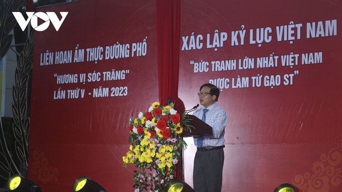 Trong chuỗi sự kiện của Lễ hội Óoc Om Bóc – Đua ghe Ngo tỉnh Sóc Trăng năm 2023, chiều tối ngày 22/11, Sở Văn hóa-Thể thao và Du lịch tỉnh Sóc Trăng phối hợp với Tổ chức Kỷ lục Việt Nam tổ chức xác lập kỷ lục “Bức tranh lớn nhất Việt Nam được làm từ gạo ST”.