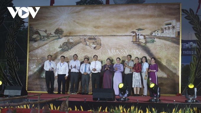 Lãnh đạo tỉnh Sóc Trăng chụp ảnh lưu niệm với “Bức tranh lớn nhất Việt Nam được làm từ gạo ST”