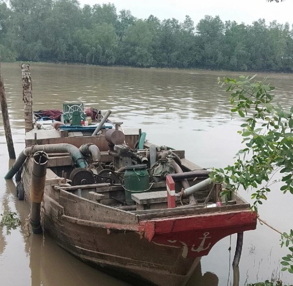 Phương tiện khai thác cát trái phép đang bị tạm giữ