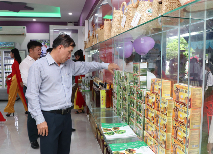 Nhà giới thiệu và trưng bày sản phẩm OCOP, sản phẩm công nghiệp nông thôn tiêu biểu tại Trung tâm VH-TT-TT huyện Long Điền.