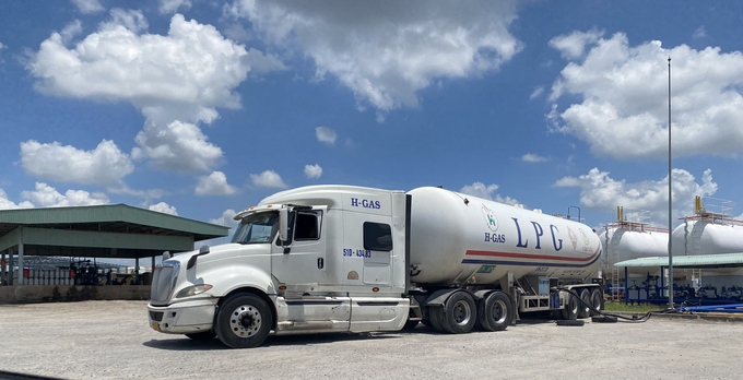 Giao nhận LPG bằng xe bồn chuyên dụng của PV Gas Trading.