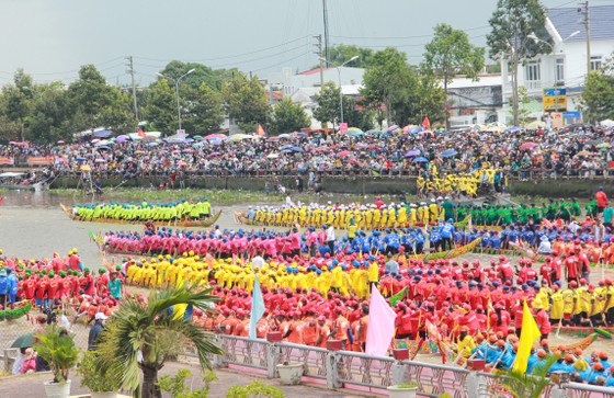 Đua ghe Ngo tỉnh Sóc Trăng là giải đấu thường niên thu hút hơn 100.000 người dân và du khách