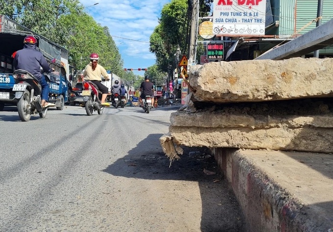 Đơn vị thi công để những tấm bê tông trên cầu Đồng Khởi nhô ra lòng đường không chỉ nguy hiểm cho người tham gia giao thông mà còn chiếm không gian của người đi bộ.