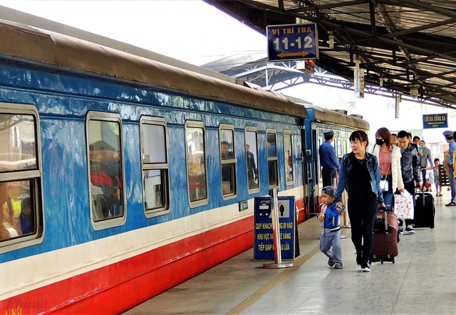 Người dân về quê ăn Tết Nguyên đán 2024 có thể chọn di chuyển bằng đường sắt.