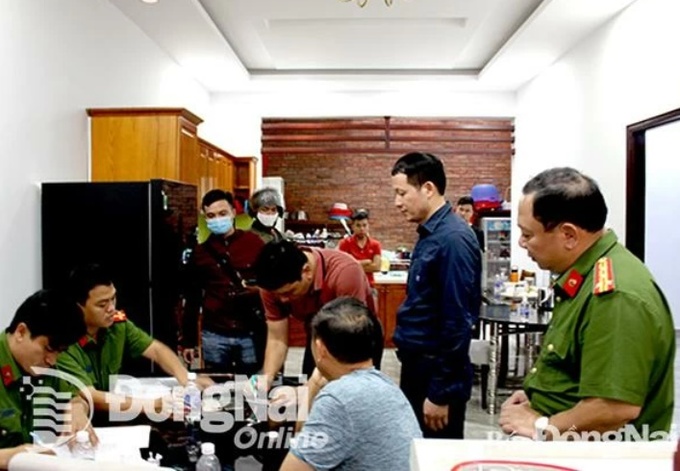 Thiếu tướng Vũ Hồng Văn, nguyên Giám đốc Công an tỉnh (thứ 2 từ phải qua) trực tiếp chỉ đạo chuyên án 920G đấu tranh triệt phá đường dây buôn lậu, sản xuất, mua bán xăng giả có quy mô đặc biệt lớn vào tháng 2-2021.