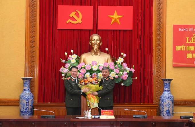 Bộ trưởng Bộ Công an Tô Lâm tặng hoa chúc mừng Thiếu tướng Vũ Hồng Văn