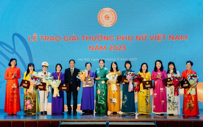 Bà Đinh Thị Mỹ Phượng (thứ 4 từ phải sang) - cùng các chị nhận Giải thưởng Phụ nữ Việt Nam năm 2023