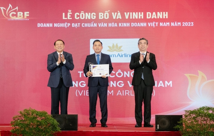 Ông Nguyễn Thế Bảo - PTGĐ Vietnam Airlines đại diện cho Vietnam Airlines nhận giải “Doanh nghiệp đạt chuẩn văn hóa kinh doanh Việt Nam”