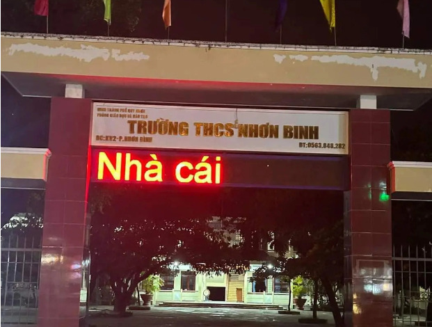 Bảng hiệu chạy dòng chữ lạ trên cổng một trường ở Bình Định. (Ảnh: N.Q.Đ).
