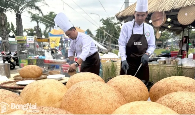 Đầu bếp làm món xôi chiên phồng để phục vụ du khách