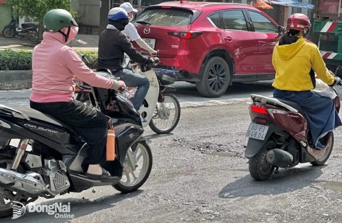 Đường Đồng Khởi đoạn qua P.Tân Phong (TP.Biên Hòa) đang thi công nhưng thiếu rào chắn, gây ảnh hưởng đến người tham gia giao thông. Ảnh: Minh Thành