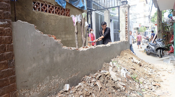 Người dân TPHCM đập tường, bàn giao mặt bằng để địa phương nâng cấp, mở rộng hẻm