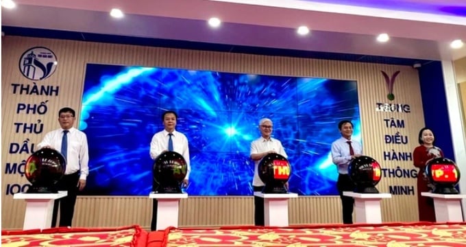 Ông Nguyễn Văn Lợi, Bí thư Tỉnh ủy Bình Dương (thứ 3 phải qua), ông Nguyễn Văn Lộc, Chủ tịch HĐND tỉnh Bình Dương (thứ 2 phải qua) cùng lãnh đạo Sở TTTT và TP Thủ Dầu Một thực hiện nghi thức nhấn nút vận hành IOC
