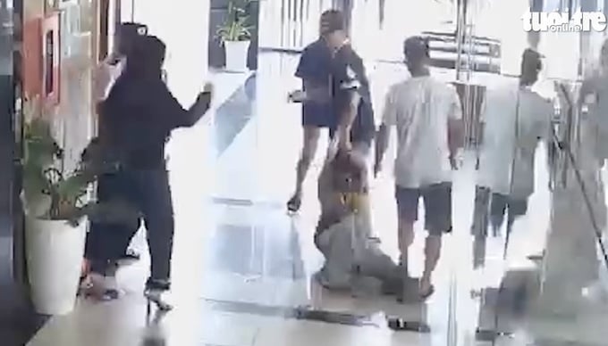 Nữ sinh viên Q. cùng một người đàn ông hành hung người khác ngay tại sảnh chung cư ở quận Bình Thạnh, TP.HCM - Ảnh chụp màn hình