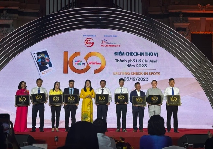 Bà Nguyễn Thị Ánh Hoa, Giám đốc Sở Du lịch TPHCM trao chứng nhận cho đại diện các doanh nghiệp được bình chọn