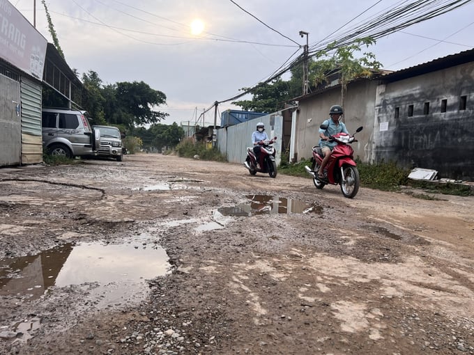 Hẻm 290 Nguyễn Hữu Cảnh xuống cấp nghiêm trọng khiến người dân đi lại khó khăn.