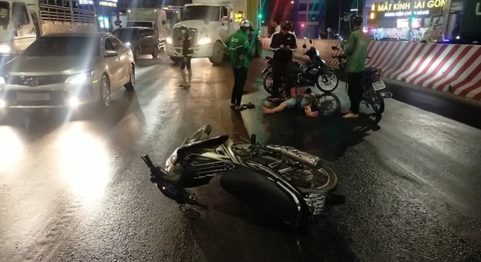 Hàng chục người dân té ngã vì xe chở dầu rò rỉ chảy ra đường. (Ảnh: Huyền Trang/TTXVN)