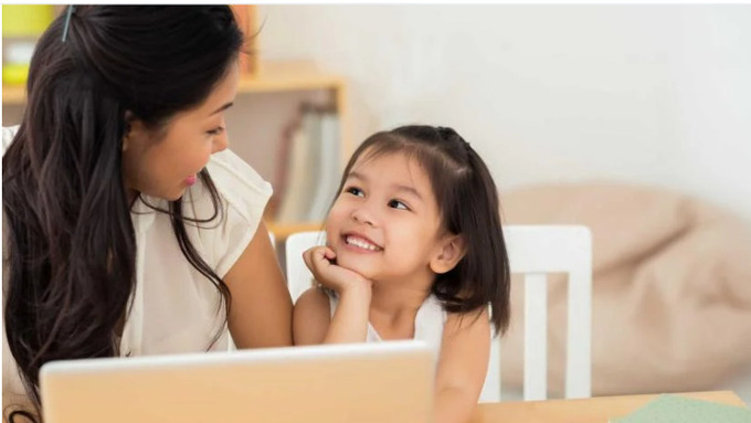 Cha mẹ nên dành cho con ít nhất 8 phút trò chuyện chất lượng