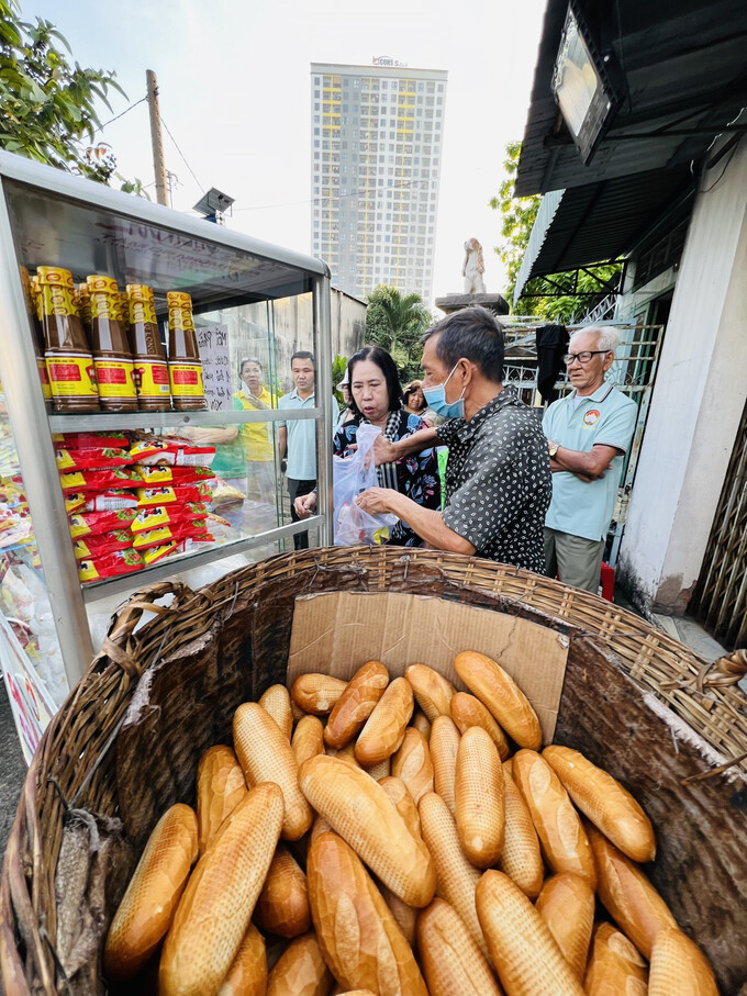 Khi đến nhận nhu yếu phẩm từ “Chiếc tủ yêu thương”, bà con còn được các thành viên Bếp ăn Nhân ái phát ăn sáng miễn phí