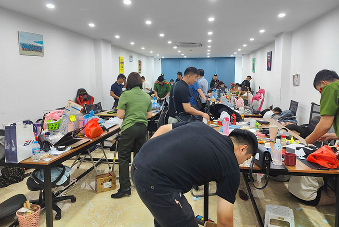 Công an tỉnh Bắc Ninh khám xét văn phòng của các đối tượng. Ảnh: CACC.