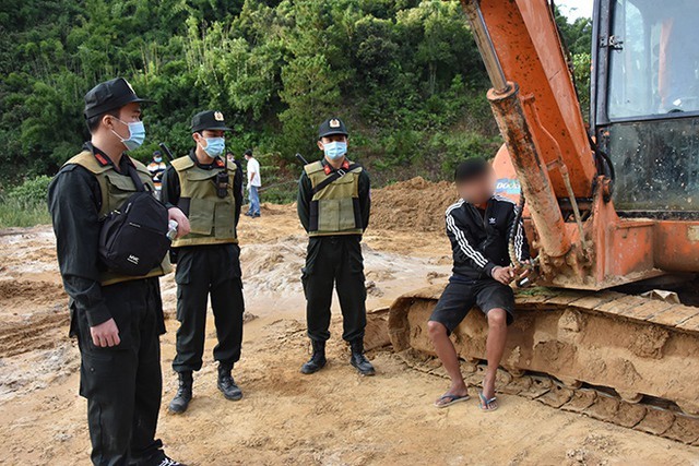 Khu vực khai thác vàng trái phép nằm sâu trong rừng - Ảnh: CACC