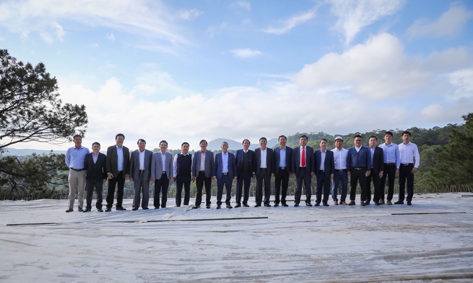 Lãnh đạo tỉnh Lâm Đồng, TP Đà Lạt và đơn vị thi công chụp hình lưu niệm trên cầu cải tuyến