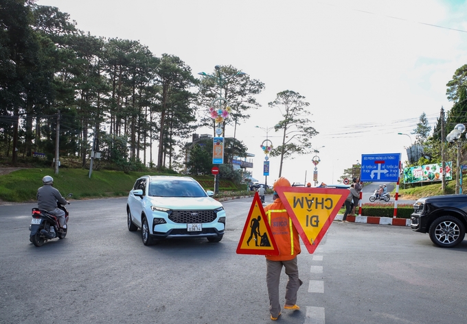 Đơn vị thi công dọn biển báo sau khi đoạn cuối tuyến được đưa vào sử dụng sáng nay