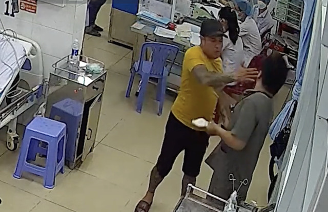 Nhân viên y tế tại Bệnh viện Quận 7 bị hành hung. Ảnh: BVCC.