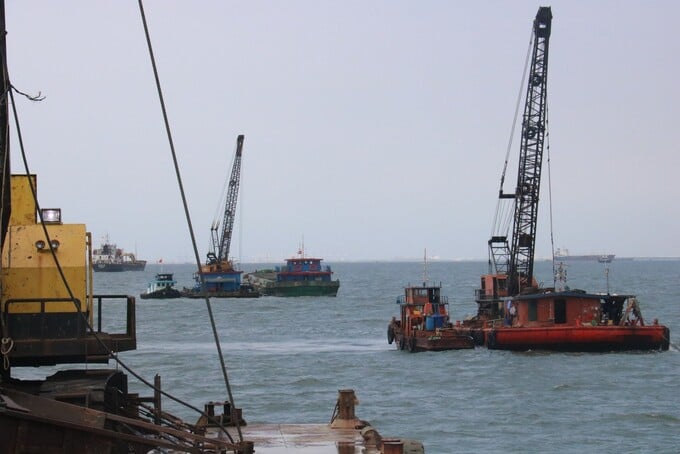 Các nhà thầu thi công huy động nhiều phương tiện triển khai dự án, làm việc cấp tập, không nghỉ lễ tết.