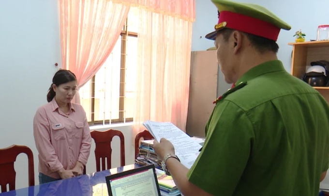 Lực lượng công an làm việc với đối tượng Nguyễn Thùy Trang. Ảnh: TRỌNG THỨC