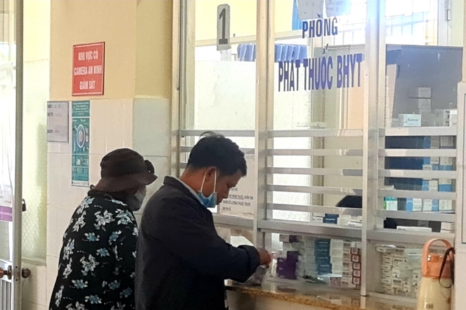 Người dân chờ phát thuốc tại Phòng phát thuốc BHYT Bệnh viện Đa khoa Lâm Đồng