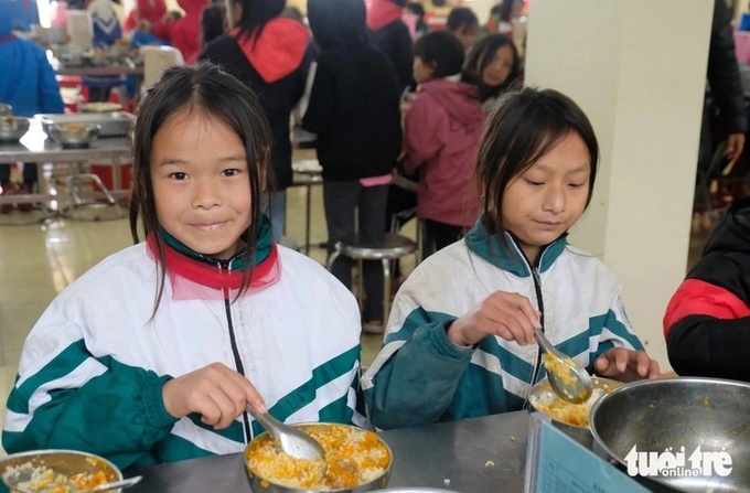 Học sinh Trường phổ thông dân tộc bán trú tiểu học Hoàng Thu Phố 1 ăn bán trú buổi trưa 19-12 - Ảnh: NGUYÊN BẢO