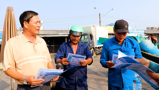 Ông Nguyễn Trính, Giám đốc HTX Dịch vụ-Khai thác thủy sản Quyết Thắng xuống cảng cá Phước Tỉnh tuyên truyền ngư dân thực hiện nghiêm các quy định về khai thác thủy sản.