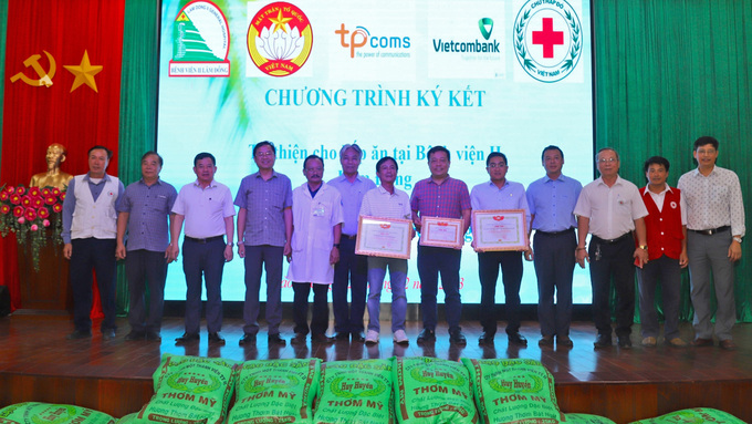 Ủy ban MTTQ Việt Nam TP Bảo Lộc và Bệnh viện II Lâm Đồng trao tặng chứng nhận 