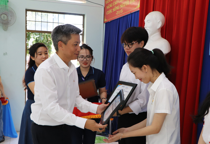 Ông Kulachet Dharachandra, Tổng Giám đốc LSP trao học bổng “LSP Sharing the Dream” tới các SV.