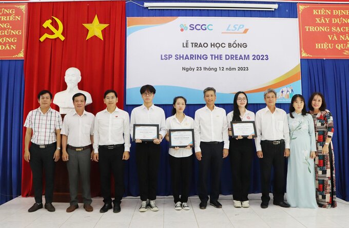 Đại diện LSP và chính quyền xã Long Sơn chia vui với các SV được nhận học bổng.