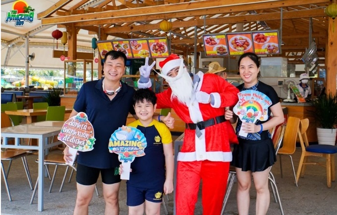 Khách du lịch chụp hình với ông già Noel tại Sơn Tiên