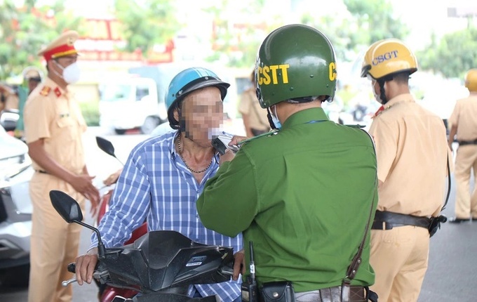 Lực lượng cảnh sát giao thông TP.HCM kiểm tra nồng độ cồn vào ban ngày - Ảnh: MINH HÒA